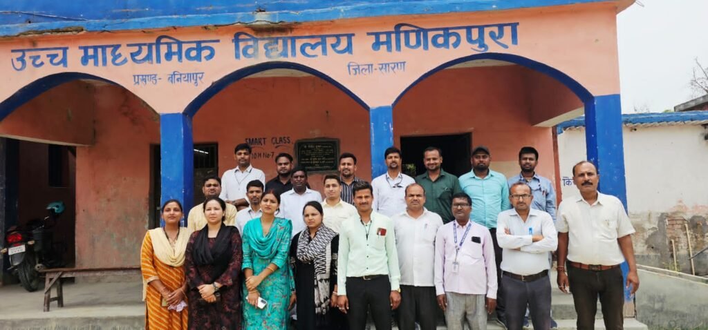 📚 उच्च माध्यमिक विद्यालय, मानिकपुरा, बनियापुर (UMV Manikpura, Saran) – ग्रामीण शिक्षा का सशक्त केंद्र
उच्च माध्यमिक विद्यालय, मानिकपुरा (UMV Manikpura) बिहार के सारण ज़िले के बनियापुर प्रखंड में स्थित एक प्रतिष्ठित सरकारी विद्यालय है, जो वर्षों से क्षेत्र के छात्रों को निःशुल्क और गुणवत्तापूर्ण माध्यमिक एवं उच्च माध्यमिक शिक्षा प्रदान कर रहा है। यह विद्यालय बिहार विद्यालय परीक्षा समिति (BSEB) से संबद्ध है और कला, विज्ञान तथा वाणिज्य संकाय में शिक्षा उपलब्ध कराता है।

⭐ विशेषताएँ:
कक्षा 9वीं से 12वीं तक की पढ़ाई की सुविधा

योग्य एवं अनुभवी शिक्षकों की टीम

छात्रवृत्ति योजनाओं और पुस्तकालय जैसी शैक्षणिक सुविधाएं

बालिकाओं की शिक्षा को प्रोत्साहन

वार्षिक सांस्कृतिक, शैक्षणिक और खेलकूद प्रतियोगिताओं का आयोजन

🎯 हमारा उद्देश्य:
ग्रामीण क्षेत्र के छात्र-छात्राओं को समग्र और सशक्त शिक्षा प्रदान कर उन्हें आत्मनिर्भर बनाना।

📍 पता:
ग्राम – मानिकपुरा, प्रखंड – बनियापुर, ज़िला – सारण, बिहार – 841403
प्रशासनिक मान्यता: बिहार राज्य शिक्षा विभाग
मान्यता प्राप्त बोर्ड: बिहार विद्यालय परीक्षा समिति (BSEB)

UMV Manikpura आज भी सीमित संसाधनों में शिक्षा का दीप जलाए हुए है, और अपने विद्यार्थियों के भविष्य को बेहतर बनाने के लिए निरंतर प्रयासरत है। यह विद्यालय क्षेत्र के लिए न केवल शिक्षा का केंद्र है, बल्कि सामाजिक बदलाव की प्रेरणा भी है।

📌 यह प्रोफ़ाइल LokView.in के “शिक्षा” सेक्शन में प्रकाशित है, जहाँ हम बिहार एवं भारत के स्थानीय शैक्षणिक संस्थानों की सच्ची तस्वीर आपके सामने लाते हैं।