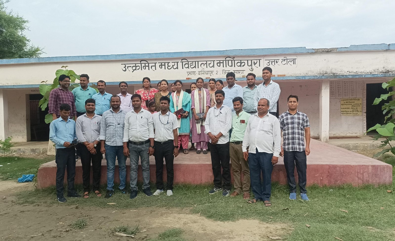 📚 उच्च माध्यमिक विद्यालय, मानिकपुरा, बनियापुर (UMV Manikpura, Saran) – ग्रामीण शिक्षा का सशक्त केंद्र उच्च माध्यमिक विद्यालय, मानिकपुरा (UMV Manikpura) बिहार के सारण ज़िले के बनियापुर प्रखंड में स्थित एक प्रतिष्ठित सरकारी विद्यालय है, जो वर्षों से क्षेत्र के छात्रों को निःशुल्क और गुणवत्तापूर्ण माध्यमिक एवं उच्च माध्यमिक शिक्षा प्रदान कर रहा है। यह विद्यालय बिहार विद्यालय परीक्षा समिति (BSEB) से संबद्ध है और कला, विज्ञान तथा वाणिज्य संकाय में शिक्षा उपलब्ध कराता है। ⭐ विशेषताएँ: कक्षा 9वीं से 12वीं तक की पढ़ाई की सुविधा योग्य एवं अनुभवी शिक्षकों की टीम छात्रवृत्ति योजनाओं और पुस्तकालय जैसी शैक्षणिक सुविधाएं बालिकाओं की शिक्षा को प्रोत्साहन वार्षिक सांस्कृतिक, शैक्षणिक और खेलकूद प्रतियोगिताओं का आयोजन 🎯 हमारा उद्देश्य: ग्रामीण क्षेत्र के छात्र-छात्राओं को समग्र और सशक्त शिक्षा प्रदान कर उन्हें आत्मनिर्भर बनाना। 📍 पता: ग्राम – मानिकपुरा, प्रखंड – बनियापुर, ज़िला – सारण, बिहार – 841403 प्रशासनिक मान्यता: बिहार राज्य शिक्षा विभाग मान्यता प्राप्त बोर्ड: बिहार विद्यालय परीक्षा समिति (BSEB) UMV Manikpura आज भी सीमित संसाधनों में शिक्षा का दीप जलाए हुए है, और अपने विद्यार्थियों के भविष्य को बेहतर बनाने के लिए निरंतर प्रयासरत है। यह विद्यालय क्षेत्र के लिए न केवल शिक्षा का केंद्र है, बल्कि सामाजिक बदलाव की प्रेरणा भी है। 📌 यह प्रोफ़ाइल LokView.in के “शिक्षा” सेक्शन में प्रकाशित है, जहाँ हम बिहार एवं भारत के स्थानीय शैक्षणिक संस्थानों की सच्ची तस्वीर आपके सामने लाते हैं।